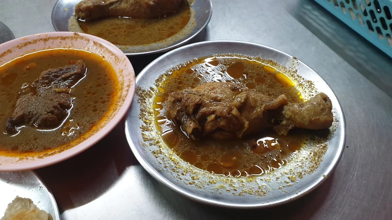 Roti Taew Nam: 70 Years of Charcoal-Fired Flatbread & Slow-Braised Curry